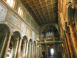 L'orgue avec le plafond plat du XVe&nbsp;siècle.
