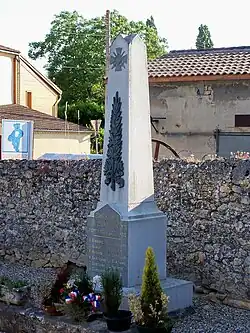 Le monument aux morts dans le cimetière (juin&nbsp;2009)