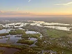 Les basses vallées inondées autour de Briollay.
