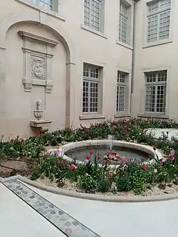 Fontaine dans la 2e cour du palais.