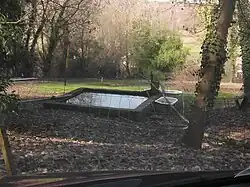 Bassin du château féodal de Villeneuve-de-Marc.