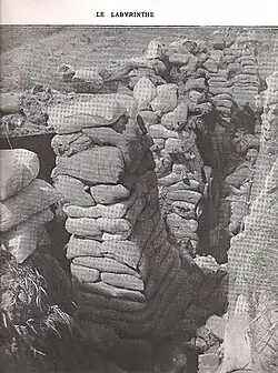 Un labyrinthe de tranchées en 1915. "Honneurs à nos morts".
