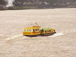 Un bateau-bus naviguant sur la lagune Ébrié.