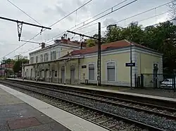 Le bâtiment voyageurs, le long des voies du tram-train Lyon-Saint-Paul - Sain-Bel.
