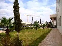 Bâtiment principal Hôpital Sœurs Bedj à Chlef, à gauche le parking.