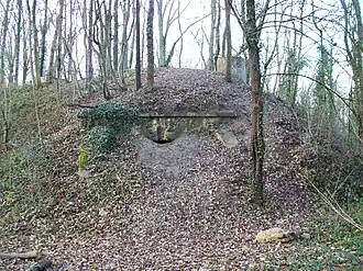 L'entrée du magasin à poudre du Sud et un puits de lumière et de ventilation situé au-dessus.