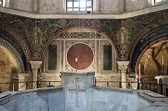 Rinceaux paléochrétiens en mosaïque d'or sur fond bleu nuit décorant le baptistère des Orthodoxes de Ravenne, Ve&nbsp;siècle (voir aussi au baptistère du Latran à Rome).