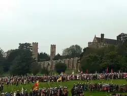 Photo en couleur montrant des hommes en armes devant un château.