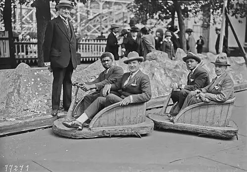 Battling Siki et son manager Charlie Hellers dans un auto-tamponneuse du parc.