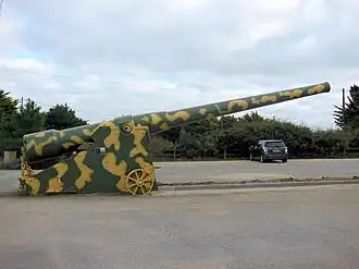 Canon de 240&nbsp;mm repeint aux couleurs de camouflage