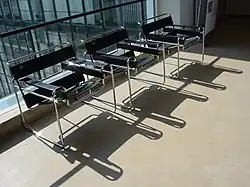 Chaise issue du Bauhaus de Dessau, réalisée en acier tubulaire et assise en cuir.