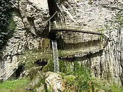 Entrée de la grotte de Baume-les-Messieurs.