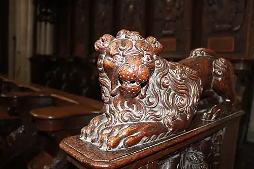 Lion en bois sculpté