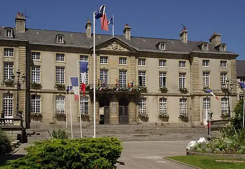 Ancien palais épiscopal devenu hôtel-de-ville.