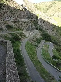 Lacets de la RD 1 franchissant une clue (lieu-dit les Tourniquets).