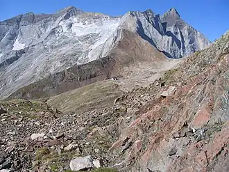 Vue du Petit Vignemale au centre et de la hourquette d'Ossoue (2&nbsp;734&nbsp;m) à droite, avec le glacier d'Ossoue, depuis le col de Labas.