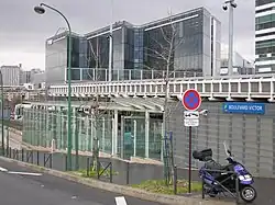 L'entrée côté Seine de la gare du Boulevard Victor en 2006.