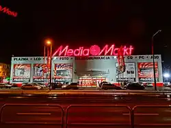 Media Markt la nuit à Bydgoszcz en Pologne.