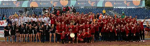 Podium des six équipes médaillées