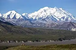 Photographie en couleurs et depuis une vallée au pied du massif du mont McKinley.