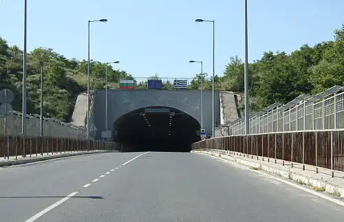 Le tunnel-frontière des ours.