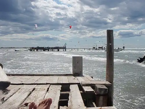 Kitesurfeurs vus depuis un ponton à Beauduc.
