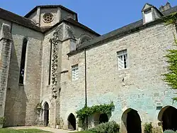 L'église et le bâtiment des moines.