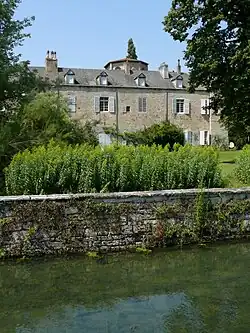 Vivier et bâtiment du XVIIe&nbsp;siècle.