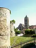 La 3e et la 4e&nbsp;tour sur les cinq qui subsistent ; la 5e n'est pas visible depuis la voie publique. À droite, l'église Saint-Laurent (2011).