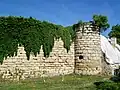 La 4e&nbsp;tour en comptant depuis la place du château ; la 5e&nbsp;tour se situe à droite de la photo et est protégée par des bâches en attendant sa restauration (2011).