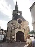 La façade est décorée de trois statues, et l'entrée principale actuelle.