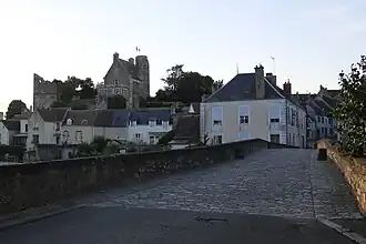 Le « Pont Romain » (au premier plan) et les ruines du château (à gauche, en arrière-plan).