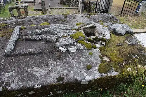 Tombeau du chevalier du XVe&nbsp;siècle dans le cimetière communal sur lequel la croix était posée.