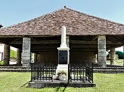Le monument aux morts devant la halle.