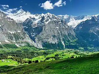 Le Mättenberg, au centre, vu du restaurant Schreckfeld, à 4&nbsp;km au nord-est de Grindelwald.