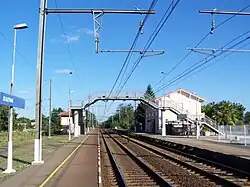 Quai no&nbsp;1 et voie V1 en direction d'Agen (août 2014).