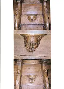 Stalles avec leur bas-relief.