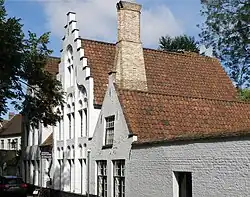 Les deux corps de bâtiment du no&nbsp;4 (XVIe&nbsp;siècle ou début du XVIIe&nbsp;siècle).