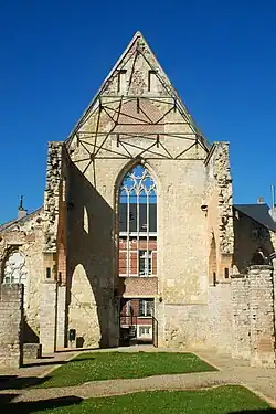 La partie ouest de la nef et la façade en ruines.