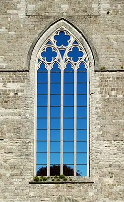 Baie ogivale centrale.