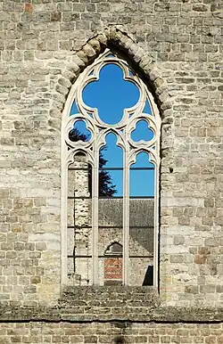 Baie ogivaledu bas-côté gauche.