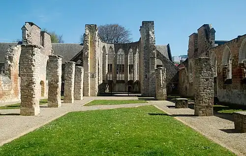 La partie est de la nef et le chœur en ruines