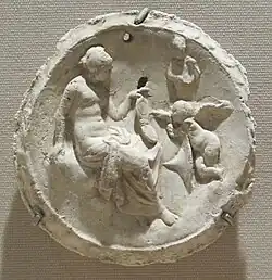 Emblema (latin). Aphrodite et Éros. IIe – Ier&nbsp;siècle AEC. Plâtre, D. 6&nbsp;cm. Méditerranée, découvert dans le trésor de Begrâm, Afghanistan. Met