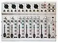 Une petite table de mixage UBB1002, à dix pistes.
