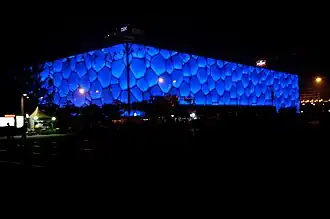 Centre national de natation de Pékin en nocturne. PTW Architects, 2007. Paroi en ETFE.