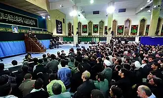 Le Guide suprême tient généralement des audiences publiques dans la maison du Parlement, dans la hosseiniyeh dédiée à l'imam Khomeini(en) « Supreme Leader receives people at Imam Khomeini Mosque » [archive du 22 août 2016], Islamic Republic News Agency (IRNA), 9 septembre 2015 (consulté le 28 mars 2016).