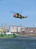 L'un des Sea King de l'escadrille en opérations au-dessus d'un chalutier.
