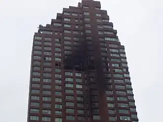 Le bâtiment contre lequel l'avion s'est écrasé, après l'extinction de l'incendie.