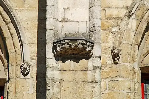 Cul-de-lampe orné de feuillages.