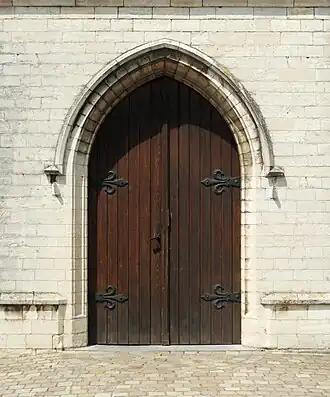 Le portail à la base de la tour.